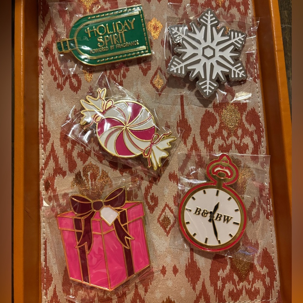 Bath & Body Works Holiday Spirit Pin Set